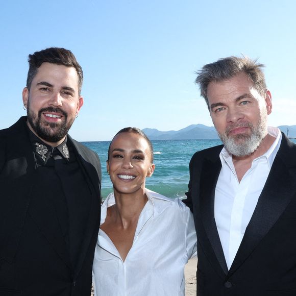 Artus, Alice Belaidi et Clovis Cornillac assistent à la soirée Un p'tit truc en plus organisée à la Plage Vegaluna lors du 77e Festival de Cannes le 23 mai 2024 à Cannes, France. Photo by Jerome Domine/ABACAPRESS.COM