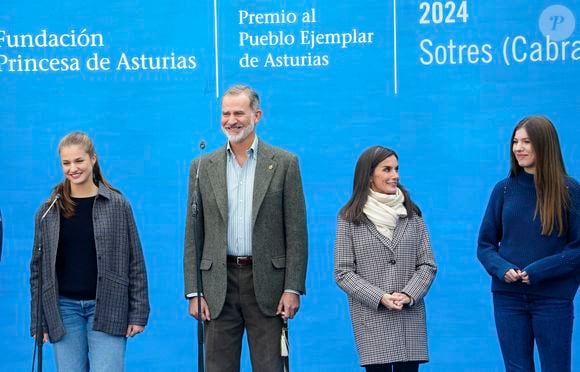 Le roi Felipe VI, la reine Letizia, l'infante Leonor, la princesse Sofia - La famille royale d'Espagne lors de la cérémonie de remise des prix pour la ville exemplaire des Asturies 2024 à Sotres. Le 26 octobre 2024