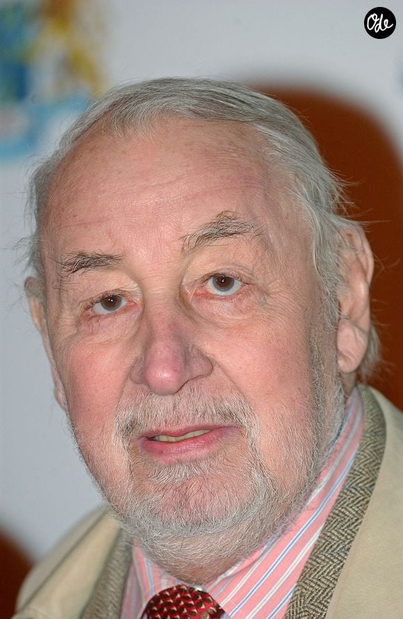 L'acteur français Philippe Noiret assiste à la première du film de Valérie Lemercier, « Palais Royal », au cinéma UGC Gaumont des Champs-Élysées à Paris, en France, le 14 novembre 2005. Photo de Giancarlo Gorassini/ABACAPRESS.COM