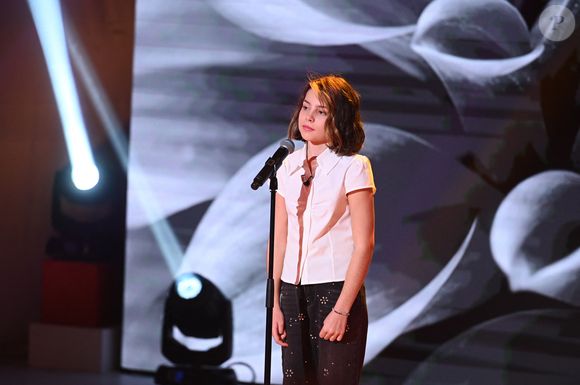 Il faut dire que Linh a déjà tapé dans l'œil de l'organisation l'an passé, lorsqu'elle a écrit le titre Ce monde, la chanson avec laquelle Lou Deleuze a gagné l'Eurovision Junior en 2025.

Lou Deleuze enregistre l'émission Vivement dimanche au studio Rive gauche, présentée par Michel Drucker et diffusée le 30 novembre 2025.

© Guillaume Gaffiot / Bestimage