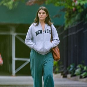 Exclusif - Suri Cruise semble à l'aise lors d'une promenade à New York pendant ses vacances d'été universitaires.
Crédit : Backgrid USA / Bestimage