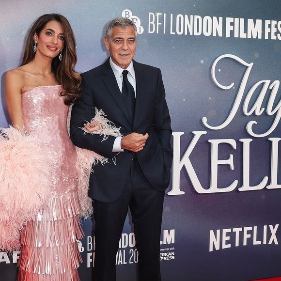 Amal Clooney et George Clooney assistent à la première de "Jay Kelly" dans le cadre du BFI London Film Festival à Londres, Angleterre, le 10 octobre 2025. © Backgrid UK/ Bestimage