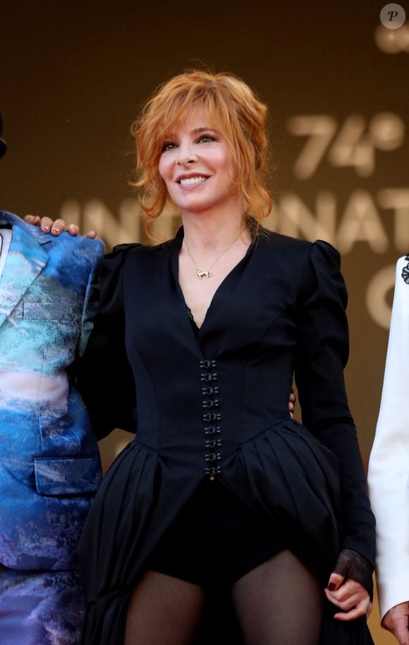 Mylène Farmer - Montée des marches du film « OSS 117 : Alerte rouge en Afrique Noire » lors du 74ème Festival International du Film de Cannes. Le 17 juillet 2021
© Borde-Jacovides-Moreau / Bestimage