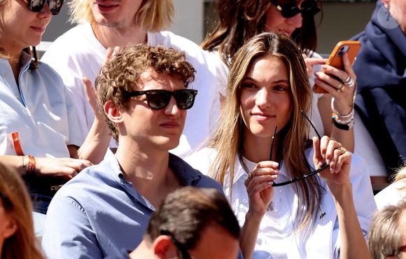 Aliocha Schneider et sa compagne la chanteuse Charlotte Cardin - Célébrités dans les tribunes des Internationaux de France de tennis de Roland Garros 2024 à Paris le 7 juin 2024.  © Jacovides-Moreau/Bestimage