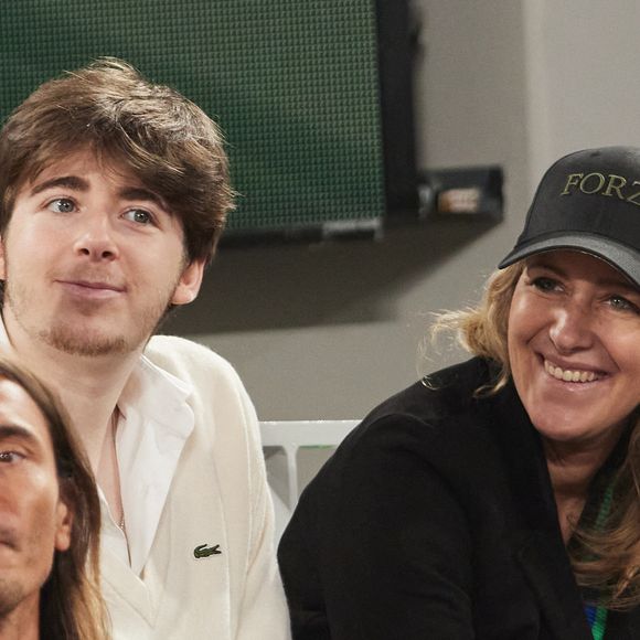 Amanda Sthers et son fils Oscar Bruel dans les tribunes (night session) des Internationaux de France de tennis de Roland Garros 2024 à Paris, France, le 31 mai 2024. © Jacovides-Moreau/Bestimage