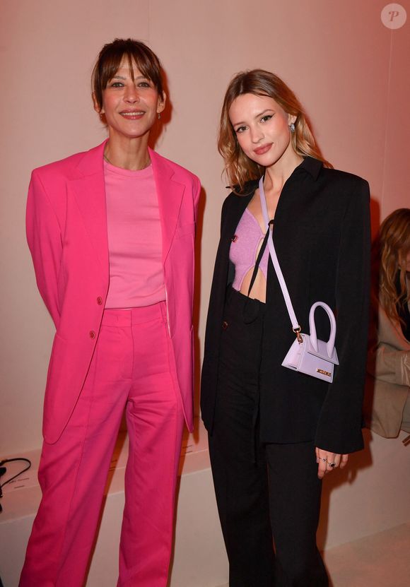 Sophie Marceau et Angele - Photocall en front row du défilé "Le Raphia" de la maison Jacquemus au Bourget le 12 décembre 2022.

© Veeren / Clovis / Bestimage