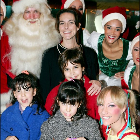 Lio et son fils Diego, ses filles Garance et Léa à la première du spectacle "Les aventures de Marion ou la poupée cassée" le 16 novembre 2004. © OLIVIER BORDE / BESTIMAGE