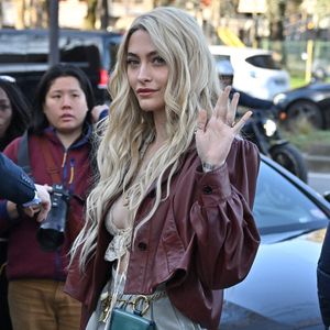 Paris Jackson arrive au défilé Chloé pendant la semaine de la mode à Paris, France, le 6 mars 2025. Photo by Julien Reynaud/APS-Medias/ABACAPRESS.COM