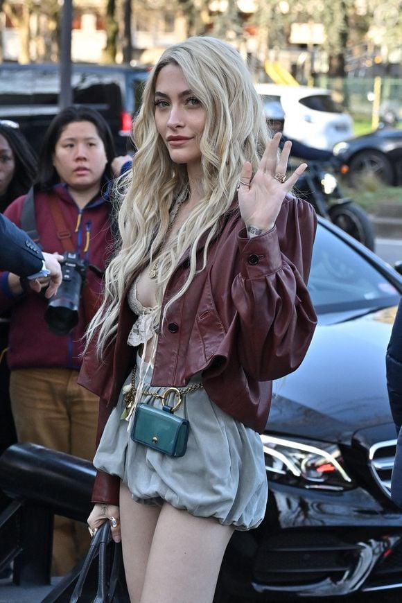 Paris Jackson arrive au défilé Chloé pendant la semaine de la mode à Paris, France, le 6 mars 2025. Photo by Julien Reynaud/APS-Medias/ABACAPRESS.COM