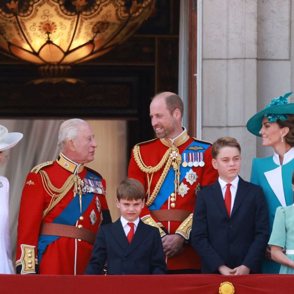 Camilla Parker Bowles, reine consort d'Angleterre, Le roi Charles III d'Angleterre, Le prince Louis de Galles, Le prince George de Galles, Le prince William, prince de Galles, Catherine (Kate) Middleton, princesse de Galles, La princesse Charlotte de Galles - Les membres de la famille royale britannique au balcon de Buckingham Palace lors de la cérémonie Trooping the Colour à Londres, le 14 juin 2025. Affecté par le crash du Boeing 787 Dreamliner à Ahmedabad du 12 juin, le souverain et les officiels porteront un brassard noir en hommage aux plus de 270 victimes. Bon nombre d'elles étaient des ressortissants britanniques.
© Mirrorpix / Bestimage