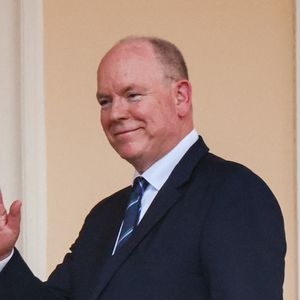 Le prince Albert II de Monaco au balcon du Palais princier lors de la célébration de la fête de la Saint Jean sur la Place du Palais princier de Monaco, le 23 juin 2026. La Saint Jean est à l'origine une fête païenne puis chrétienne. Pour les païens, c'était une fête qui célébrait les moissons. Une fois christianisée, cette fête est devenue celle du solstice d'été et donc la fête de la lumière. © Claudia Albuquerque/Bestimage