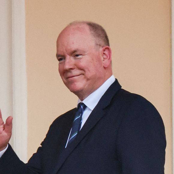 Le prince Albert II de Monaco au balcon du Palais princier lors de la célébration de la fête de la Saint Jean sur la Place du Palais princier de Monaco, le 23 juin 2026. La Saint Jean est à l'origine une fête païenne puis chrétienne. Pour les païens, c'était une fête qui célébrait les moissons. Une fois christianisée, cette fête est devenue celle du solstice d'été et donc la fête de la lumière. © Claudia Albuquerque/Bestimage