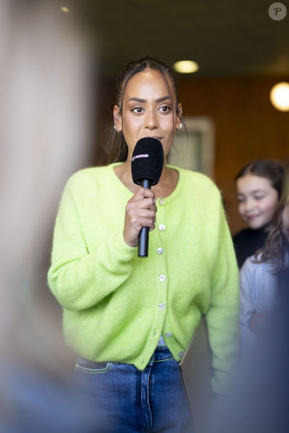 Exclusif - La chanteuse française Amel Bent lors de la lecture de la dictée ELA, avec le texte "L'oubliée" écrit spécialement par Valérie Perrin pour la 22ème édition de la campagne "Mets tes baskets et bats la maladie" en soutien à l'Association Européenne de Leucodystrophie (ELA) à l'école de Bougival, France, le 14 octobre 2025. © Pierre Perusseau/Bestimage