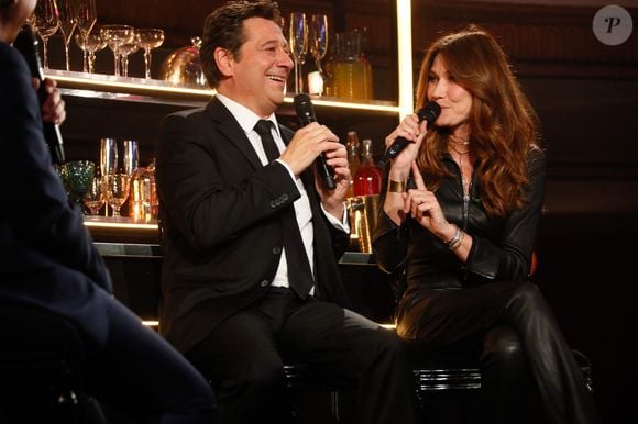 Exclusif - Laurent Gerra, Carla Bruni lors de l'enregistrement de l'émission "Laurent Gerra, l'anniversaire événement" présentée par S.Bern et qui sera diffusée le 7 juin 2025 sur France 2, au théâtre Marigny, à Paris, France, le 28 avril 2025. © Clovis-Moreau/Bestimage