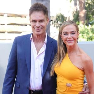Au-delà de la comédie, Patrick Muldoon était un musicien accompli et un homme de apprécié. Il laisse derrière lui une carrière exemplaire et des millions de fans endeuillés.

Los Angeles CA March 8- Patrick Muldoon et Denise Richards à la 53e édition des Saturn Awards, le 8 mars 2026, à Los Angeles. 

©BestImage