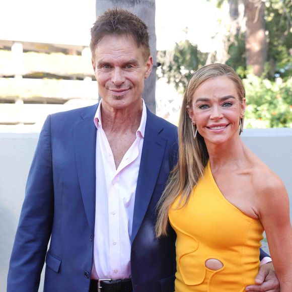 Au-delà de la comédie, Patrick Muldoon était un musicien accompli et un homme de apprécié. Il laisse derrière lui une carrière exemplaire et des millions de fans endeuillés.

Los Angeles CA March 8- Patrick Muldoon et Denise Richards à la 53e édition des Saturn Awards, le 8 mars 2026, à Los Angeles. 

©BestImage