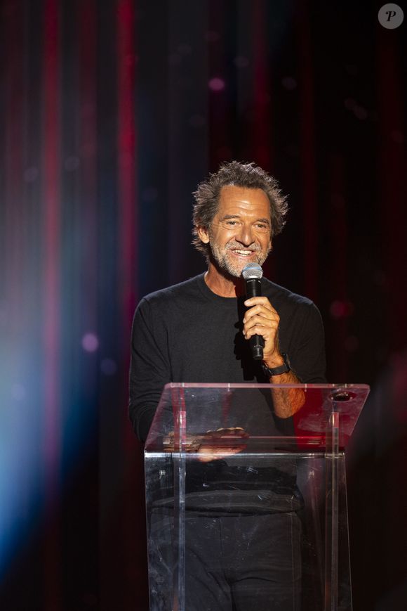 Stéphane De Groodt lors des surprises pour l'enregistrement de l'émission "La Boîte à secrets", présentée par F.Bollaert et diffusée le 26 septembre 2025 sur France 3, dans les studios du Lendit à Saint-Denis, Seine Saint-Denis, France, le 8 septembre 2025. Pierre Perusseau/Bestimage