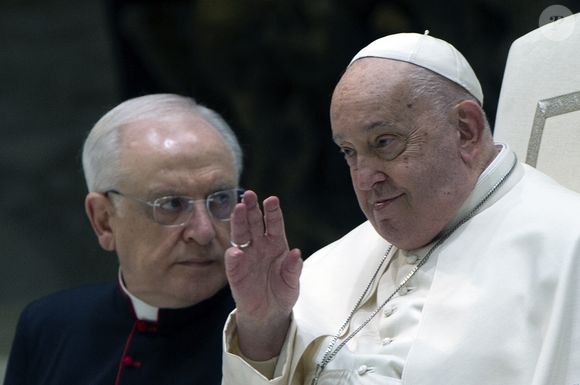 Un conclave a lieu deux à trois semaines après la mort du pape pour désigner son successeur

Le pape François dirige l'audience générale hebdomadaire dans la salle Paul VI au Vatican le 12 février 2025.