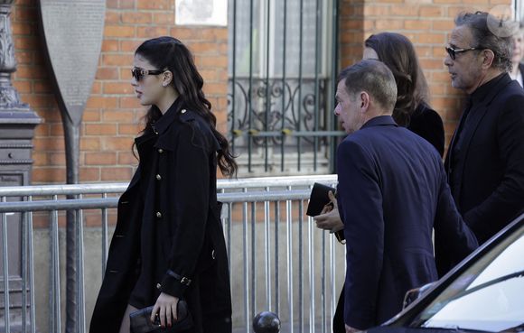 Cylia Chasman et son père Steve Chasman, l'ex-mari de la défunte - Arrivées aux obsèques de N.Farès en l'église Saint-Jean-de-Montmartre à Paris, le 24 avril 2026. N.Farès est décédée le 17 avril 2026 à l'âge de 57 ans, quelques jours après un "incident cardiaque" survenu le 12 avril 2026 dans la piscine du complexe sportif, Blanche (9ème).
© Jacovides / Borde / Bestimage