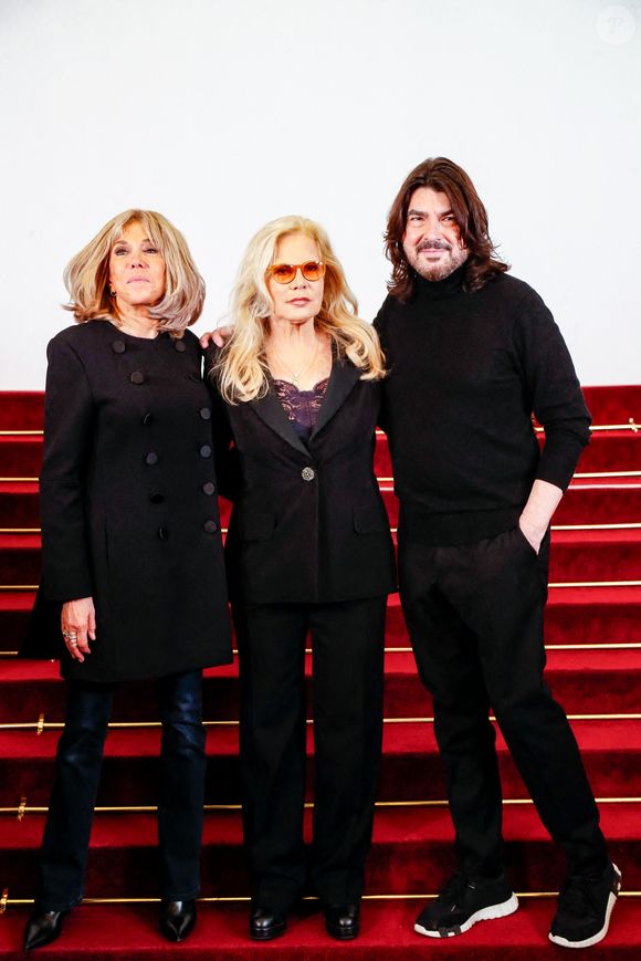 Brigitte Macron, première dame de France, Sylvie Vartan et le couturier Stéphane Rolland au défilé Stéphane Rolland à la Salle Pleyel, "Collection Haute Couture Printemps/Eté 2025" lors de la Fashion Week de Paris (PFW), le 28 janvier 2025. 
© Christophe Clovis / Bestimage
