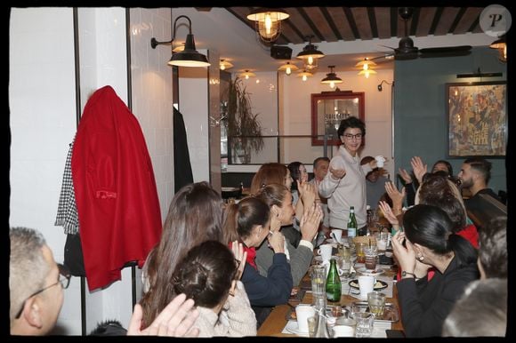 Exclusif - Rachida Dati avec sa famille et ses proches lors d'un brunch familial à la brasserie Le Comptoir Principal dans le 15ème arrondissement à Paris le 26 janvier 2020. Ses cinq soeurs Fatiha, Nadia, Malika, Noura, Najat et son frère étaient présents. En bas à gauche de l'image, sa fille Zohra de dos.

© Alain Guizard / Bestimage