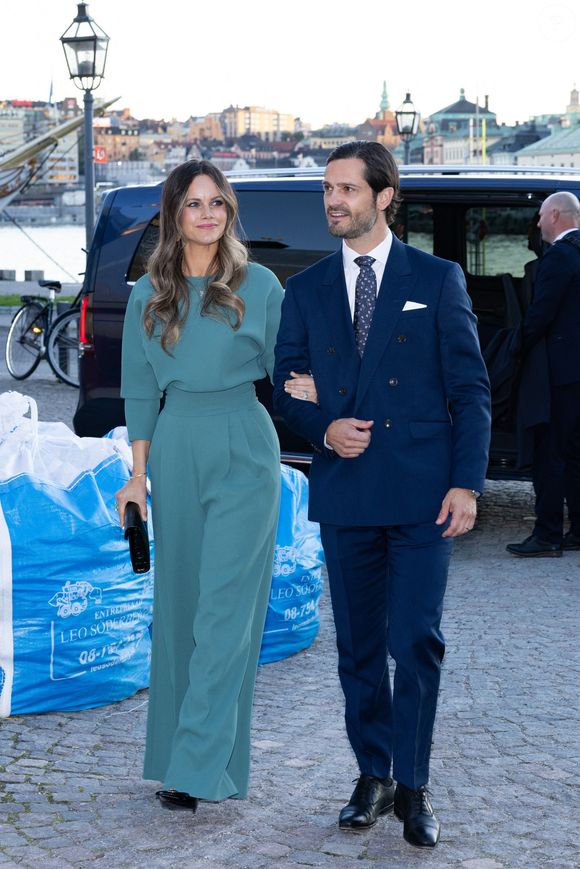 La princesse âgée de 40 ans était souriante et portait sa longue chevelure brune détachée et coifée avec de délicates wavys.

Le prince Carl Philip de Suède, La princesse Sofia (Hellqvist) de Suède - 15ème  anniversaire de "Project Playground" au Musée du Jouet de Stockholm, le 25 septembre 2025. © Action Press / Bestimage