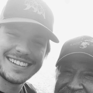 "Je suis tellement fier d'être ton fils. Merci pour tout ce que tu as apporté à notre famille et pour l'exemple que tu nous as donné chaque jour ", a-t-il écrit, bouleversant. 

Compte Instagram de Dakota.