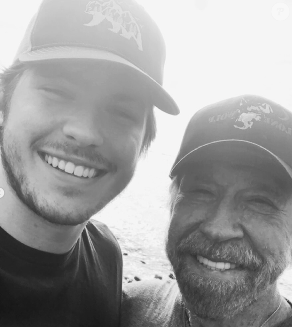 "Je suis tellement fier d'être ton fils. Merci pour tout ce que tu as apporté à notre famille et pour l'exemple que tu nous as donné chaque jour ", a-t-il écrit, bouleversant. 

Compte Instagram de Dakota.