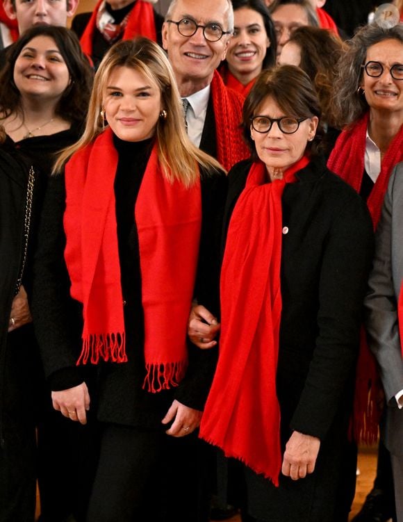 La soeur du prince Albert est engagée depuis de nombreuses années.

Le prince Albert II de Monaco, la princesse Stéphanie et sa fille Camille Gottlieb ont participé au déploiement des "Courtepointes" en mémoire des victimes du SIDA, au Musée Océanographique de Monaco, le 1er décembre 2022. © Bruno Bebert / Bestimage