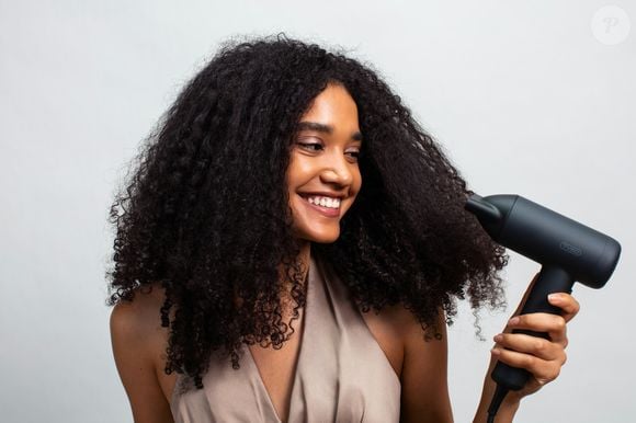 Les racines deviennent également plus souples sous l’effet de la transpiration, ce qui réduit le volume et la tenue de la coiffure.

comment entretenir son brushing en temps de chaleur ?