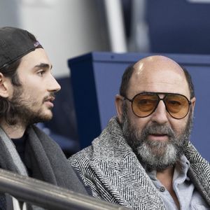 Ensemble le couple a donné naissance à un enfant baptisé Kalil

Kad Merad et son fils Kalil - People dans les tribunes du match de Ligue 1 Uber Eats "PSG-Rennes" (1-1) au Parc des Princes à Paris le 25 février 2023. © Cyril Moreau/Bestimage