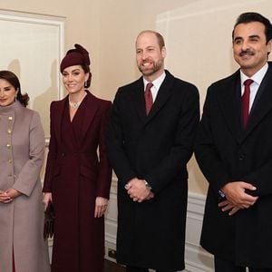 Elle s'est fait une joie ce mardi 3 décembre d'accueillir l'Emir du Qatar Sheikh Tamim bin Hamad Al Thani et son épouse Sheikha Jawaher pour leur visite d'Etat. 

Le Prince et la Princesse de Galles accueillent l'Emir du Qatar Sheikh Tamim bin Hamad Al Thani (à droite) et son épouse Sheikha Jawaher (à gauche) à Londres, au nom du Roi, avant la cérémonie d'accueil à Horse Guards Parade, à l'occasion de leur visite d'Etat au Royaume-Uni. Date de la photo : mardi 3 décembre 2024.