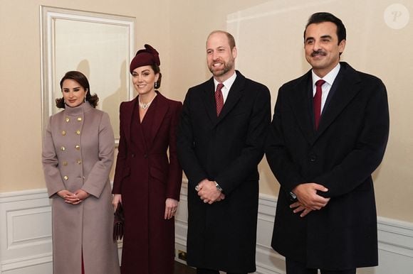 Elle s'est fait une joie ce mardi 3 décembre d'accueillir l'Emir du Qatar Sheikh Tamim bin Hamad Al Thani et son épouse Sheikha Jawaher pour leur visite d'Etat. 

Le Prince et la Princesse de Galles accueillent l'Emir du Qatar Sheikh Tamim bin Hamad Al Thani (à droite) et son épouse Sheikha Jawaher (à gauche) à Londres, au nom du Roi, avant la cérémonie d'accueil à Horse Guards Parade, à l'occasion de leur visite d'Etat au Royaume-Uni. Date de la photo : mardi 3 décembre 2024.