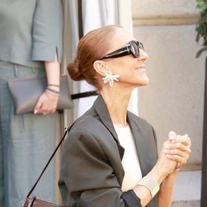 Celine Dion salue ses fans à la sortie de l'hôtel Royal Monceau avant de se diriger vers la salle Plenitude Arena où elle débutera sa série de concerts parisiens le 12 septembre 2026. © Christophe Aubert / Bestimage