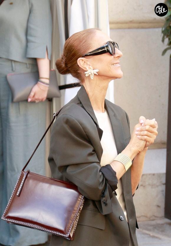 Celine Dion salue ses fans à la sortie de l'hôtel Royal Monceau avant de se diriger vers la salle Plenitude Arena où elle débutera sa série de concerts parisiens le 12 septembre 2026. © Christophe Aubert / Bestimage