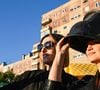 Malgré les appels à la prudence, certains observateurs ont cédé à la tentation de l'observer sans protection adaptée.

La foule observe l'éclipse solaire à Murmansk en Russie, le 12 août 2026.

© Lev Fedoseyev/TASS