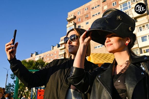 Malgré les appels à la prudence, certains observateurs ont cédé à la tentation de l'observer sans protection adaptée.

La foule observe l'éclipse solaire à Murmansk en Russie, le 12 août 2026.

© Lev Fedoseyev/TASS