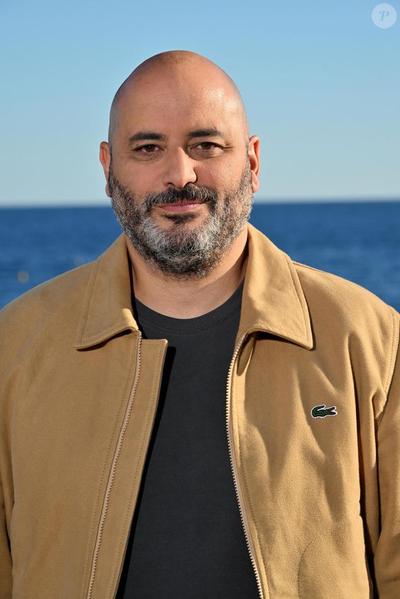 Et de conclure :" "Sur le tournage, elle a été à ma disposition, allant même au-delà de ce que j'avais imaginé (...) J'étais gourmand de ses retrouvailles devant la caméra avec François Damiens. Lui et Vanessa n'avaient pas joué ensemble depuis l'Arnaqueur (2010 ndlr)".


Jérôme Commandeur  - Photocall du film "T'as pas Changé" réalisé par J. Commandeur dans le cadre de la 7ème édition du festival Cineroman à Nice le 29 Septembre 2025. © Dominique Jacovides - Bruno Bebert / Bestimage