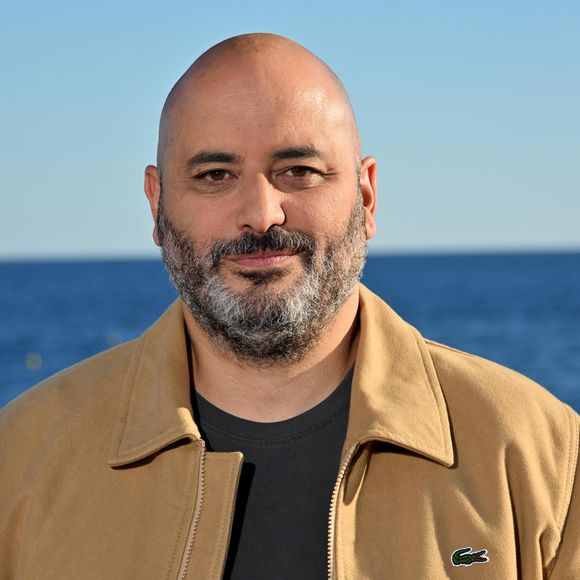 Et de conclure :" "Sur le tournage, elle a été à ma disposition, allant même au-delà de ce que j'avais imaginé (...) J'étais gourmand de ses retrouvailles devant la caméra avec François Damiens. Lui et Vanessa n'avaient pas joué ensemble depuis l'Arnaqueur (2010 ndlr)".


Jérôme Commandeur  - Photocall du film "T'as pas Changé" réalisé par J. Commandeur dans le cadre de la 7ème édition du festival Cineroman à Nice le 29 Septembre 2025. © Dominique Jacovides - Bruno Bebert / Bestimage