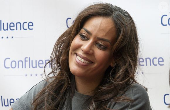 La chanteuse Amel Bent venue rencontrer son public pour dédicacer son album et faire des selfies avec ses fans au centre commercial confluence à Lyon le 30 octobre 2021. © Sandrine Thesillat/Panoramic/Bestimage