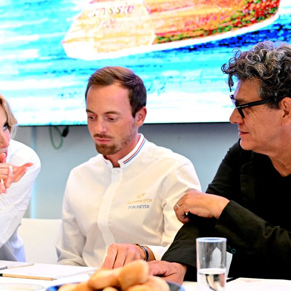 Adriana Karembeu a embarqué sur le Wiki, voilier centenaire de Tom Woods, pour une sortie en mer.

Adriana Karembeu, Tom Meyer, le chef de laChèvre d’Or et Marc Lavoine - Adriana Karembeu, le mannequin, actrice et animatrice de télévision slovaque, accompagnée par Marc Lavoine, est l'invité du Yacht Club de Monaco pour la Monaco Classic Week à Monaco, le 11 septembre 2025. © Bruno Bebert / Bestimage