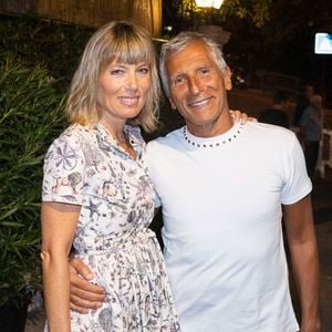 Lorsqu'ils parviennent à se retrouver, ils veillent cependant à ne pas laisser leurs carrières envahir leur vie privée : "Mon mari aime cloisonner."

Nagui et sa femme Melanie Page lors du spectacle "Les gros patinent bien" au théâtre de Verdure lors du 41ème Festival de Ramatuelle ( qui fête ses 40 ans) le 10 août 2025. © Cyril Bruneau / Bestimage