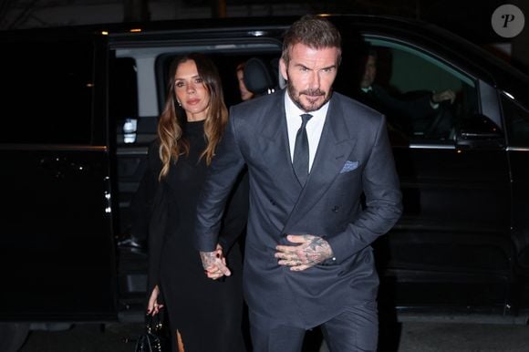 David et Victoria Beckham sortent de leur hôtel à Paris, accompagnés de leurs fils Romeo et Cruz et de leurs amies Kim et Jackie. La famille s'est montrée élégante lors d'un dîner nocturne. Photo par Backgrid USA / Bestimage