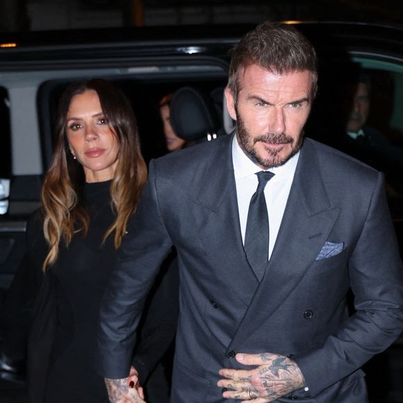 David et Victoria Beckham sortent de leur hôtel à Paris, accompagnés de leurs fils Romeo et Cruz et de leurs amies Kim et Jackie. La famille s'est montrée élégante lors d'un dîner nocturne. Photo par Backgrid USA / Bestimage