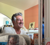 "Vous êtes très nombreux à me poser la question, aussi, il m'est plus simple de vous répondre sous cette forme... voici, la dernière photo de Marc Leroy en loge. Prenez soins de vous !"

Stéphane Blancafort sur Instagram