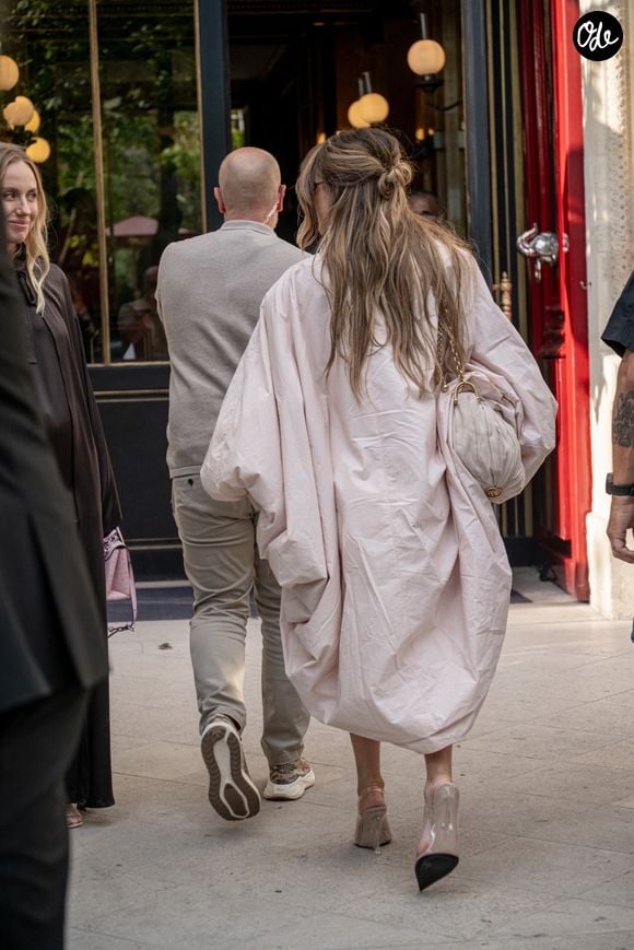 Jennifer Lopez arrive à l'hôtel La Réserve Paris à Paris pendant la Paris Fashion Week Haute Couture 2026.

Backgrid UK/ Bestimage