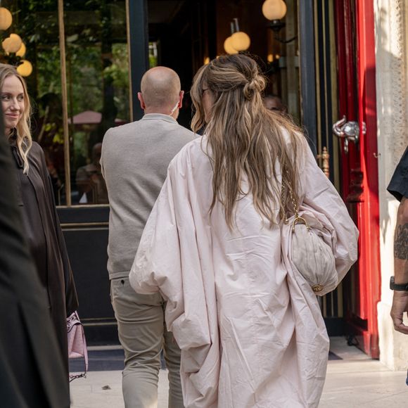 Jennifer Lopez arrive à l'hôtel La Réserve Paris à Paris pendant la Paris Fashion Week Haute Couture 2026.

Backgrid UK/ Bestimage