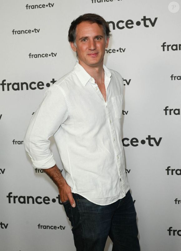 "Le concept est simple : je vais partir avec un studio mobile de radio pour créer une radio éphémère hyper locale. J'irai rencontrer des communautés en France pour leur donner la parole, faire entendre leur voix, créer du lien."

Raphaël de Casabianca au photocall pour la conférence de presse de rentrée de France TV à la Grande Halle de la Villette à Paris, France, le 6 juillet 2022. © Coadic Guirec/Bestimage