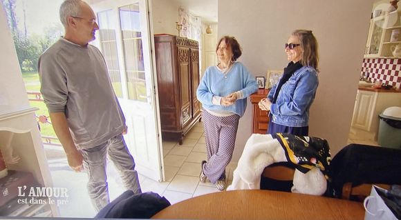 Gilles à la ferme avec ses prétendantes Isabelle et Pascaline dans "L'amour est dans le pré"