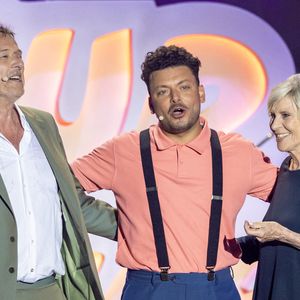 Kev Adams, Jean-Luc Reichmann, Chantal Ladesou durant l'enregistrement de la seconde soirée de "L'humour à la plage" pour la 3eme édition du festival de Juan les Pins à la pinède Gould le 27 juin 2026. © Jack Tribeca/Bestimage